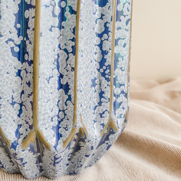 Tall blue vase (flower arrangement not included) - Picture 2 of 2